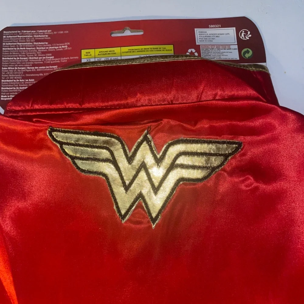 NWOT Rubie,s DC Comics Wonder Woman Pet Cape Size Large
